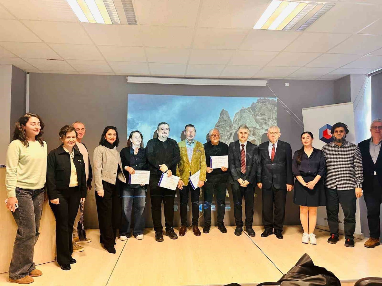 PROGRAMIN SONUNDA ETKİNLİĞE KATKI SUNAN SANATÇILARA TEŞEKKÜR BELGELERİ TAKDİM EDİLDİ.