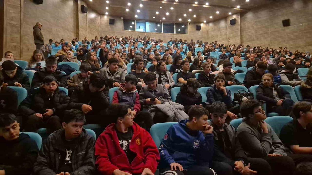 PROGRAMIN SONUNDA ÖĞRENCİLERİN SORULARINI YANITLAYAN ATASEVER, GENÇLERE BİLİM VE TEKNOLOJİ...