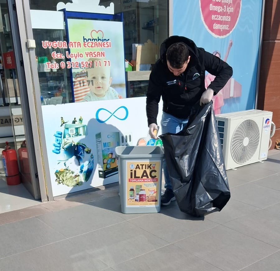 PURSAKLAR BELEDİYESİ, ATIK İLAÇLARIN TOPLANMASI İÇİN ECZANELERE YERLEŞTİRDİĞİ ATIK İLAÇ TOPLAMA...