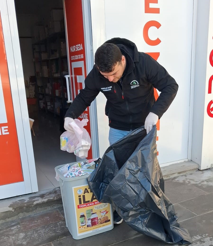 PURSAKLAR BELEDİYESİ, ATIK İLAÇLARIN TOPLANMASI İÇİN ECZANELERE YERLEŞTİRDİĞİ ATIK İLAÇ TOPLAMA...
