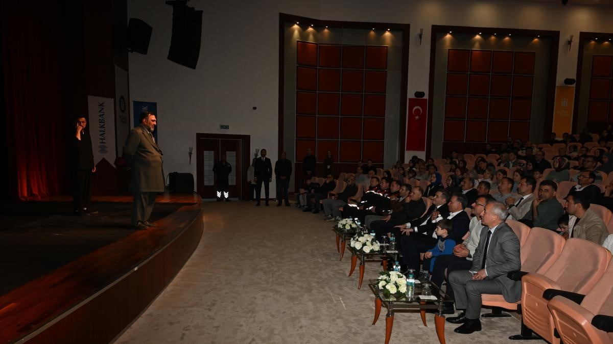 "FİRAVUNLA YÜZ YÜZE" OYUNU TİYATRO SEVERLERLE BULUŞTU