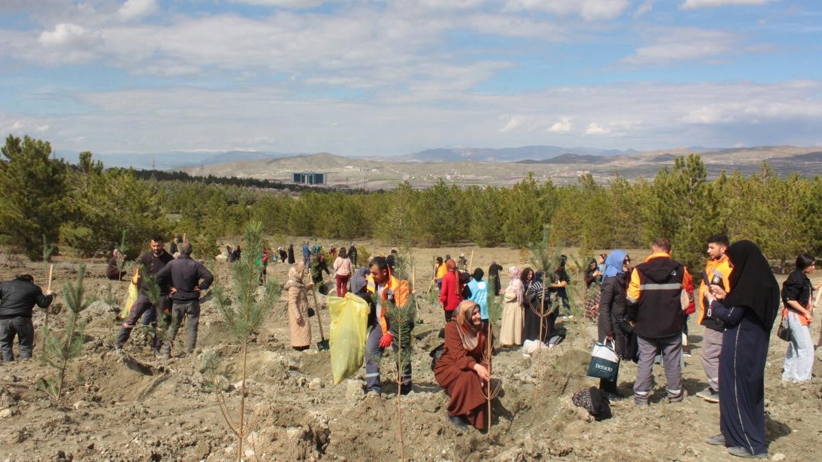 "KADINLARLA EL ELE BİR FİDAN BİN NEFES" ETKİNLİĞİNDE FİDANLAR TOPRAKLA BULUŞTU