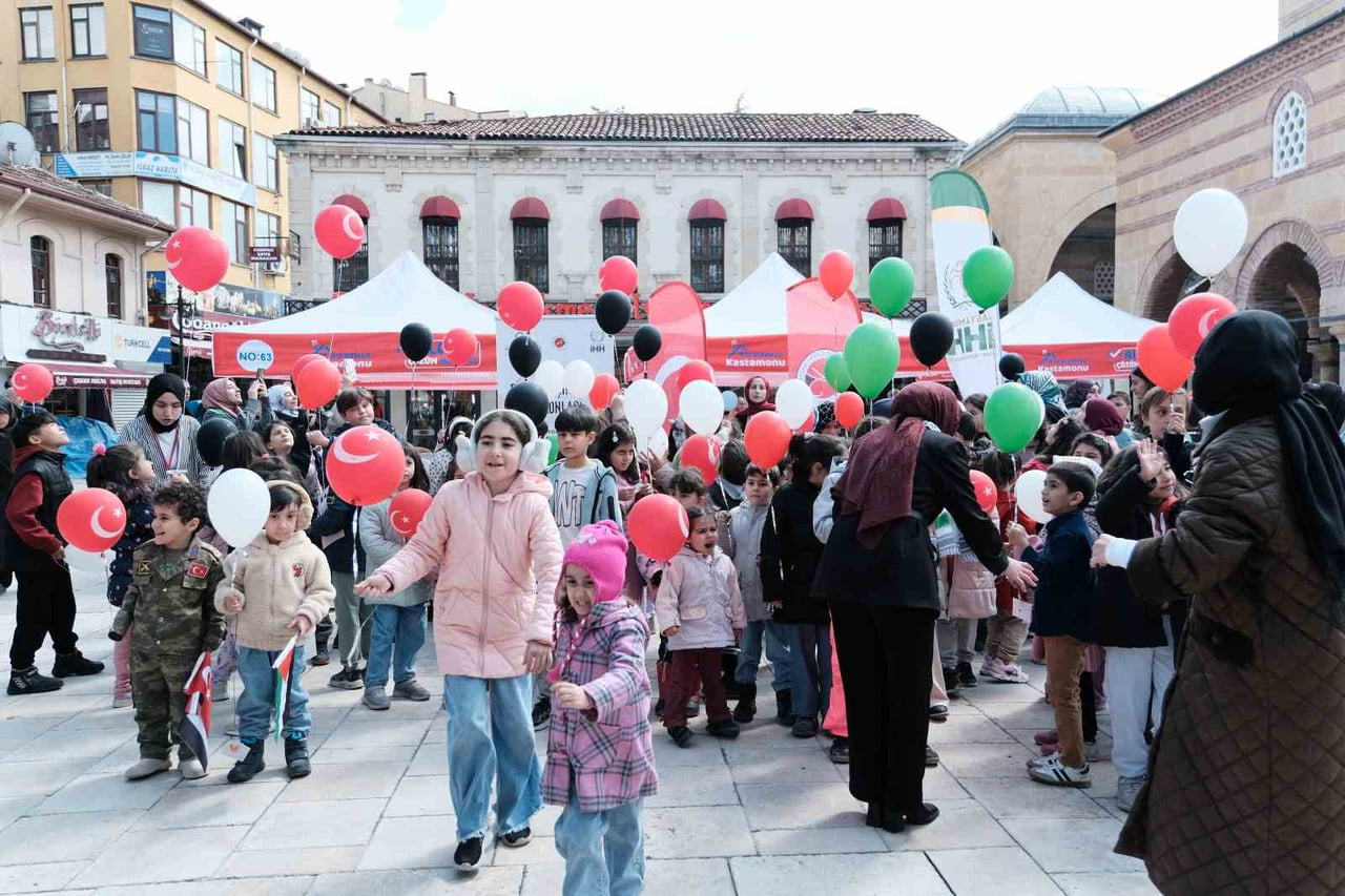 "MİNİK KALPLERDEN FİLİSTİN İÇİN UMUT BALONLARI" ETKİNLİĞİ, ÇOCUKLAR VE AİLELERİN KATILIMIYLA...