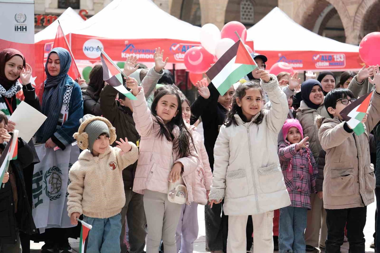 "MİNİK KALPLERDEN FİLİSTİN İÇİN UMUT BALONLARI" ETKİNLİĞİ, ÇOCUKLAR VE AİLELERİN KATILIMIYLA...