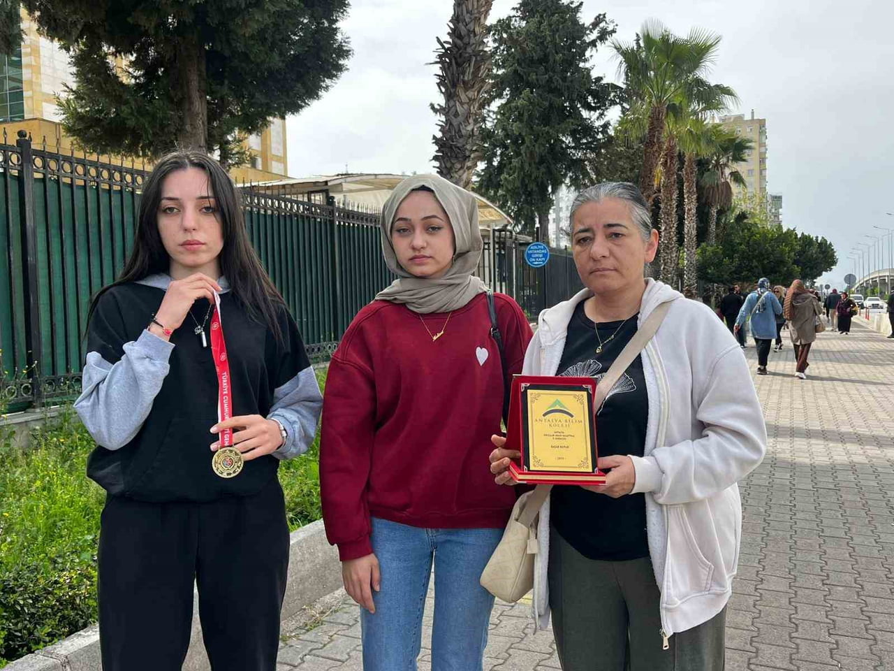 RABİA, MELİSA VE ANNE GÜLSÜM KUYAR