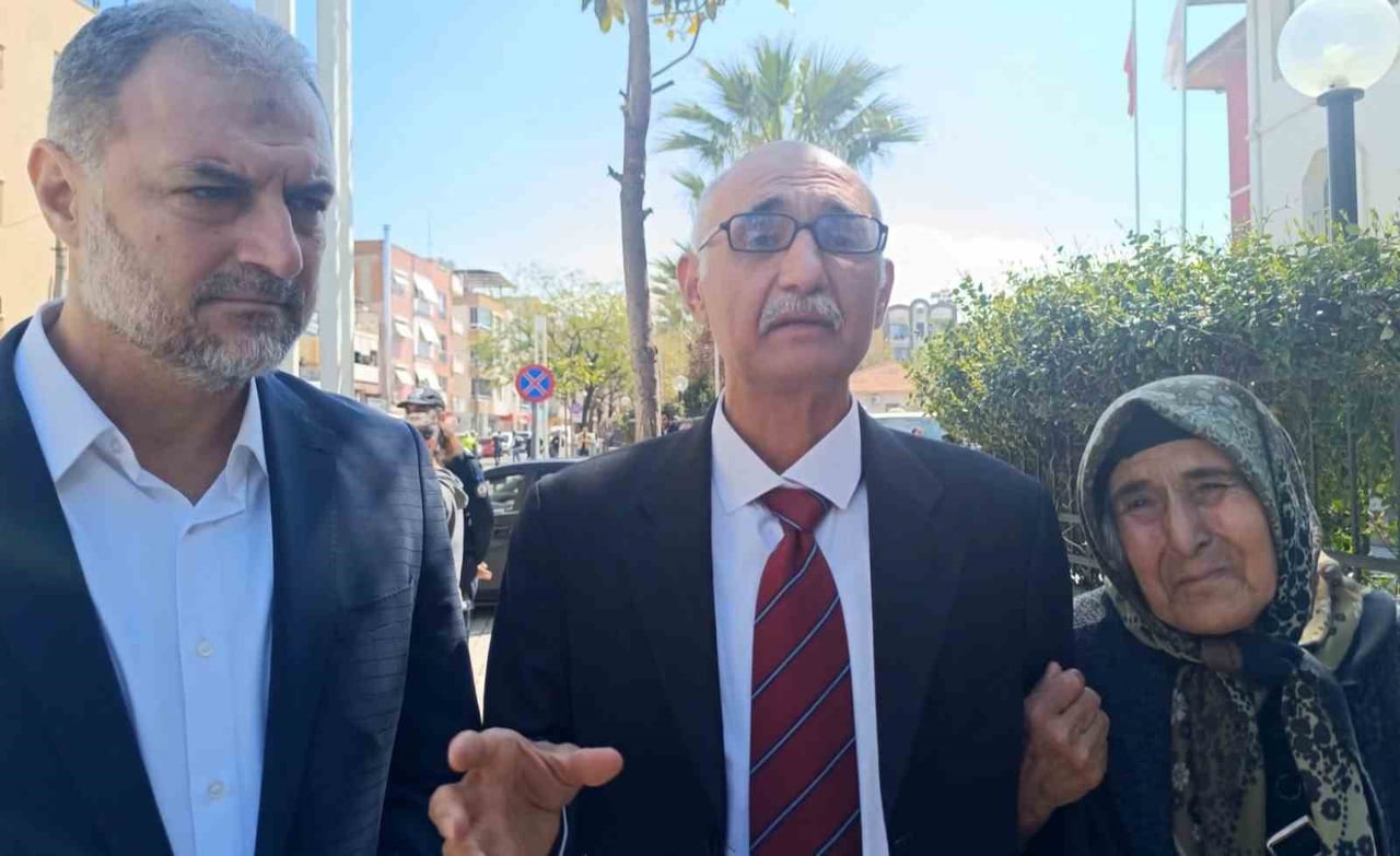 RAMAZAN AVUŞMAK (ORTADA) ÇIKTIĞI İLK DURUŞMADA BERAAT ETTİ.