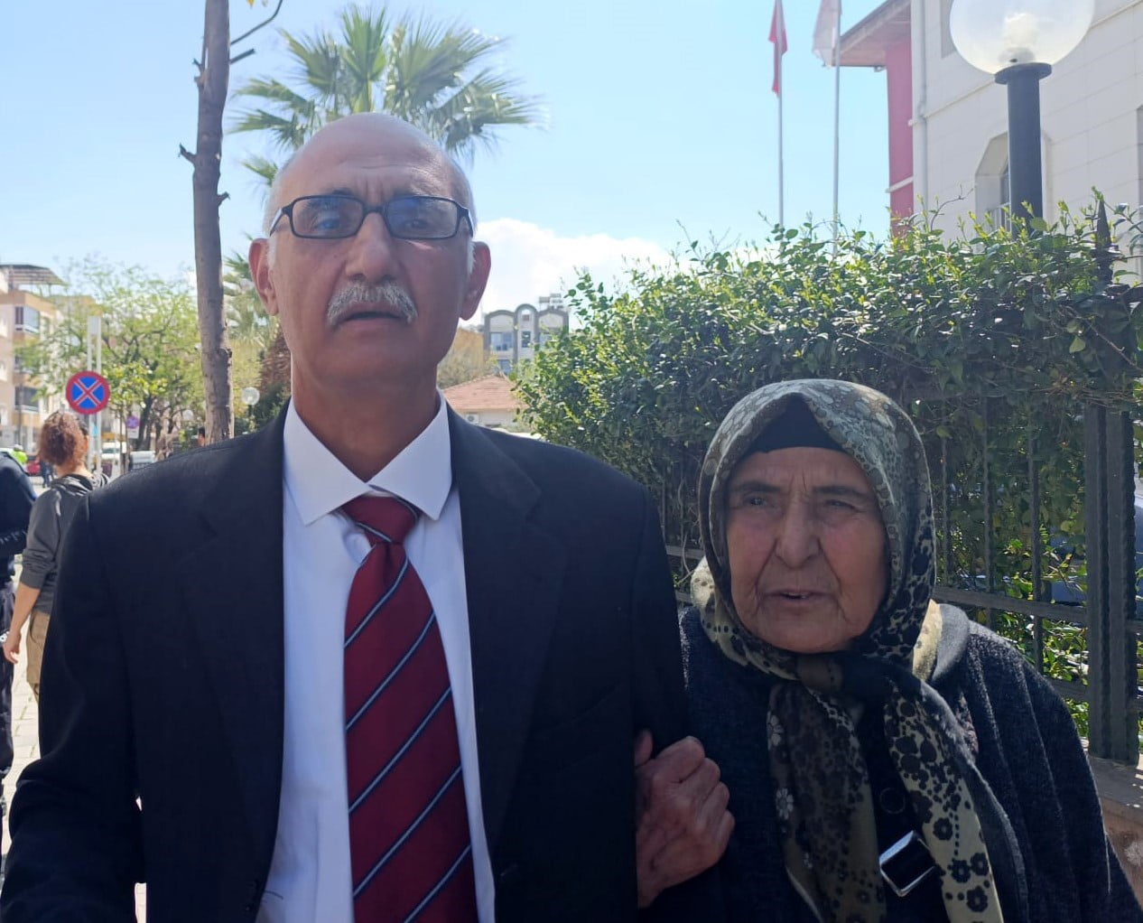 RAMAZAN AVUŞMAK (ORTADA) ÇIKTIĞI İLK DURUŞMADA BERAAT ETTİ.