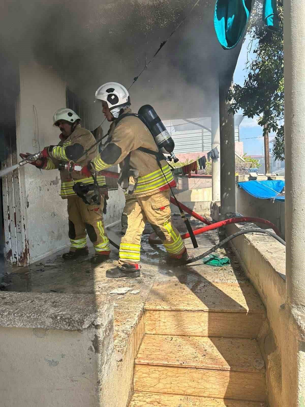 REYHANLI’DA EVDE ÇIKAN YANGIN KONTROL ALTINA ALINDI.
