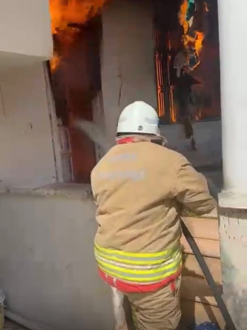 REYHANLI’DA EVDE ÇIKAN YANGIN KONTROL ALTINA ALINDI.