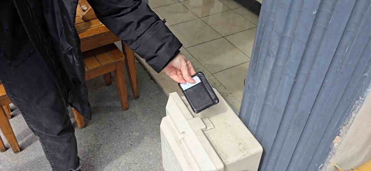 RİZE’DE ALIŞVERİŞ İÇİN DÜKKANA GİRDİĞİNDE, CÜZDANINI DÜŞÜRDÜĞÜNÜ FARK EDEN VE GELDİĞİ YOLDAN...