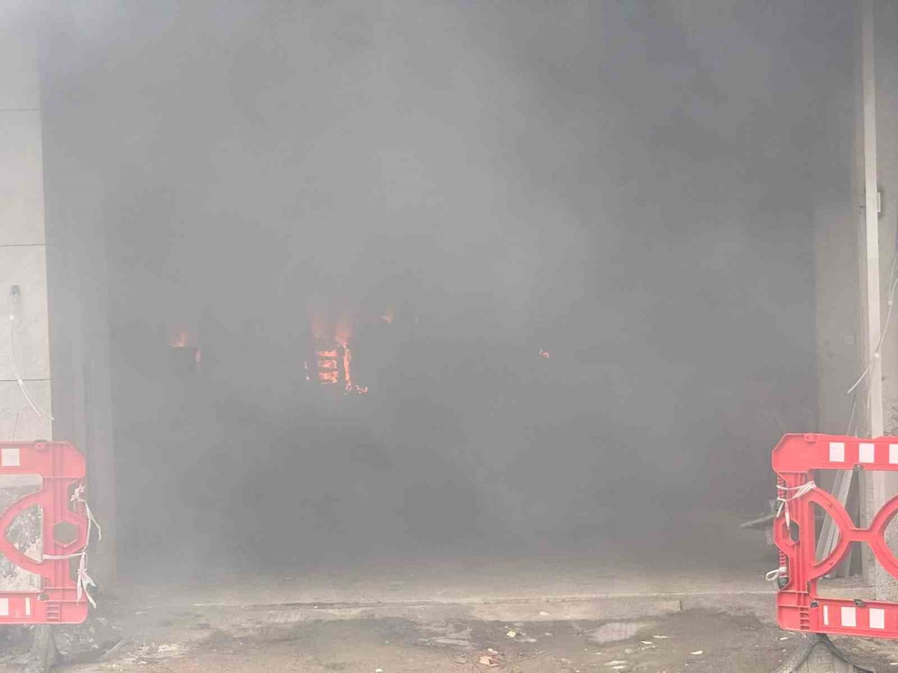 RİZE’DE İNŞAATTA ÇIKAN YANGIN İTFAİYE EKİPLERİNİN MÜDAHALESİ SONUCU KONTROL ALTINA ALINARAK...