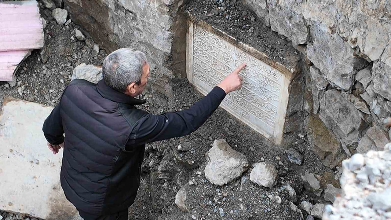 RİZE’DE YOL ÇALIŞMASIYLA YENİDEN GÜN YÜZÜNE ÇIKARTILAN KEMER KÖPRÜNÜN OSMANLICA KİTABESİ ORTAYA...