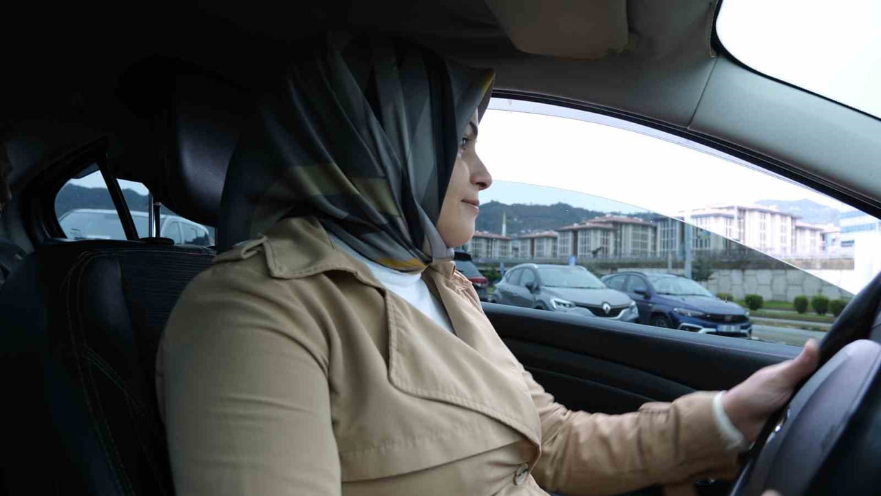 RİZE MERKEZ’DE 5 AYDIR TAKSİCİLİK YAPAN HAVVA PALİÇ, HEM AİLESİNE DESTEK OLUYOR HEM DE KADINLARIN...