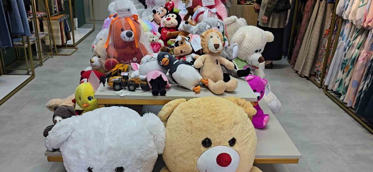 RİZE’NİN ARDEŞEN İLÇESİNDE İŞLETME SAHİBİ SONGÜL ÖNDER, AÇILIŞA ÇİÇEK YERİNE OYUNCAK GETİRİLMESİNİ...