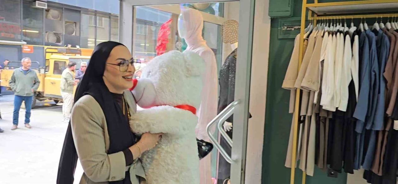 RİZE’NİN ARDEŞEN İLÇESİNDE İŞLETME SAHİBİ SONGÜL ÖNDER, AÇILIŞA ÇİÇEK YERİNE OYUNCAK GETİRİLMESİNİ...