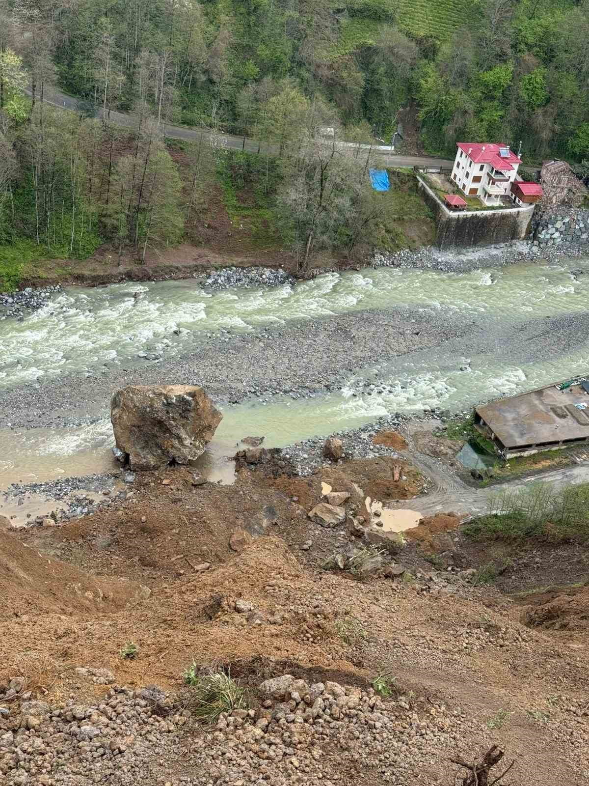 RİZE’NİN ARDEŞEN İLÇESİNDE MEYDANA GELEN HEYELANDA, BÜYÜK BİR KAYA KÜTLESİ DERE YATAĞINA...