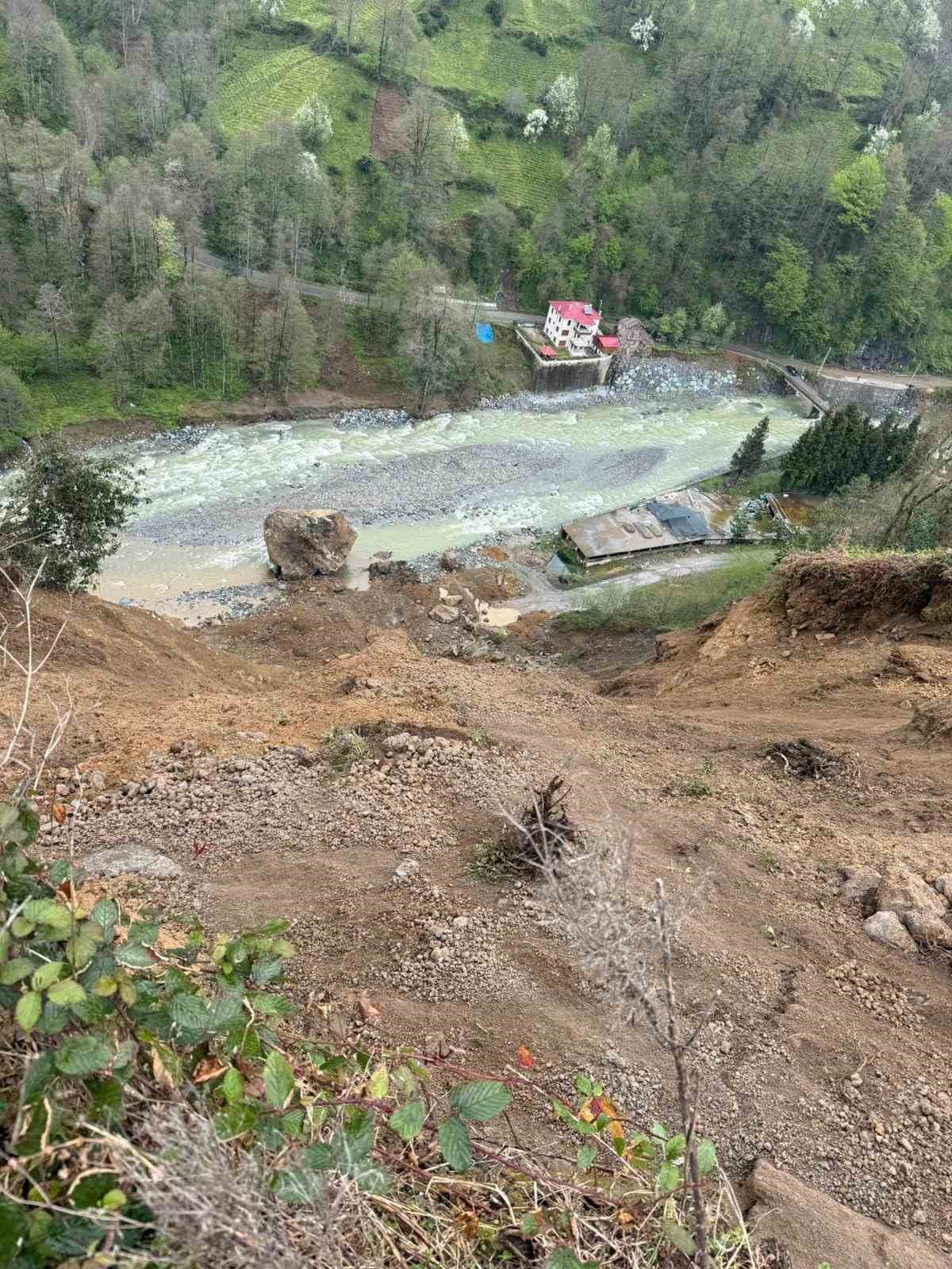 RİZE’NİN ARDEŞEN İLÇESİNDE MEYDANA GELEN HEYELANDA, BÜYÜK BİR KAYA KÜTLESİ DERE YATAĞINA...