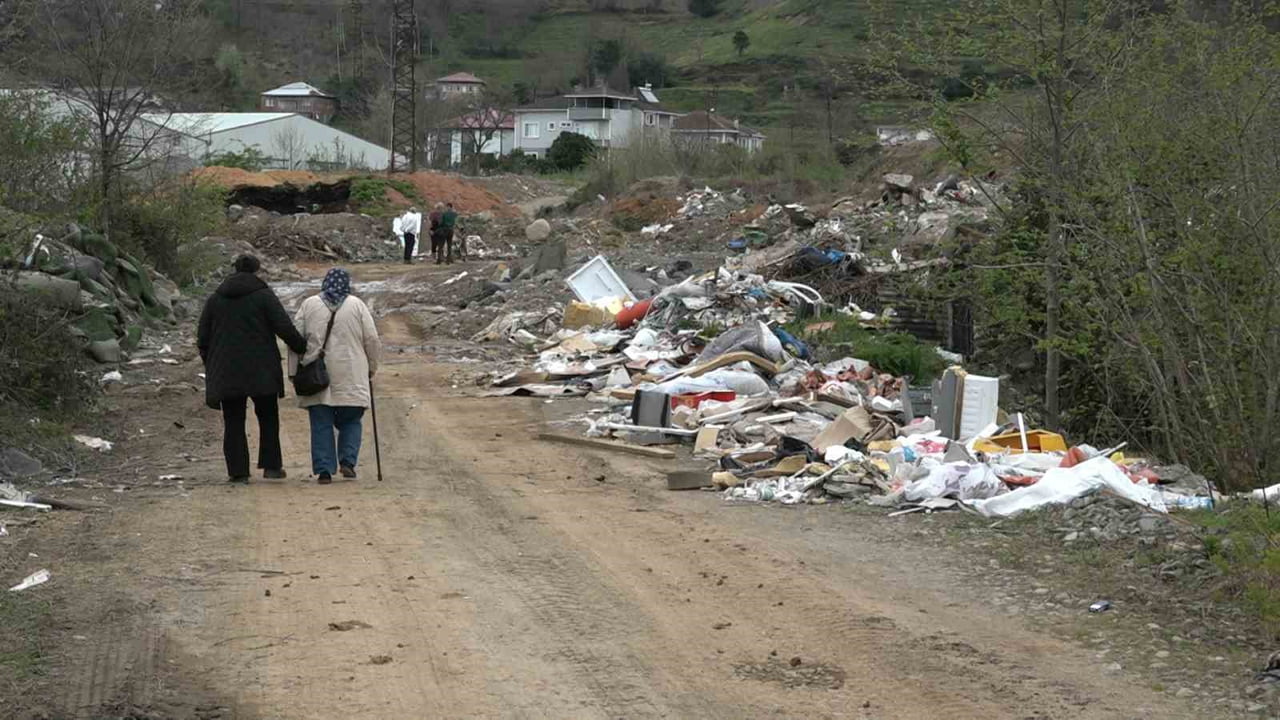 RİZE’NİN FINDIKLI İLÇESİNDE GERÇEKLEŞTİRİLEN VAHŞİ DEPOLAMA, KOKU VE PİS GÖRÜNTÜSÜYLE MAHALLE...