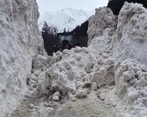 RİZE’NİN YÜKSEK KESİMLERİNDE ETKİLİ OLAN KAR YAĞIŞLARININ ARDINDAN ULAŞIMA KAPALI OLAN YAYLA...