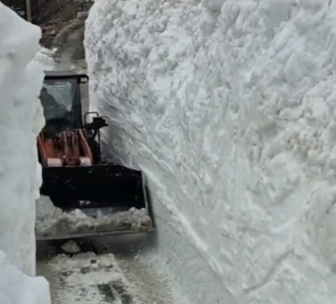 RİZE’NİN YÜKSEK KESİMLERİNDE ETKİLİ OLAN KAR YAĞIŞLARININ ARDINDAN ULAŞIMA KAPALI OLAN YAYLA...