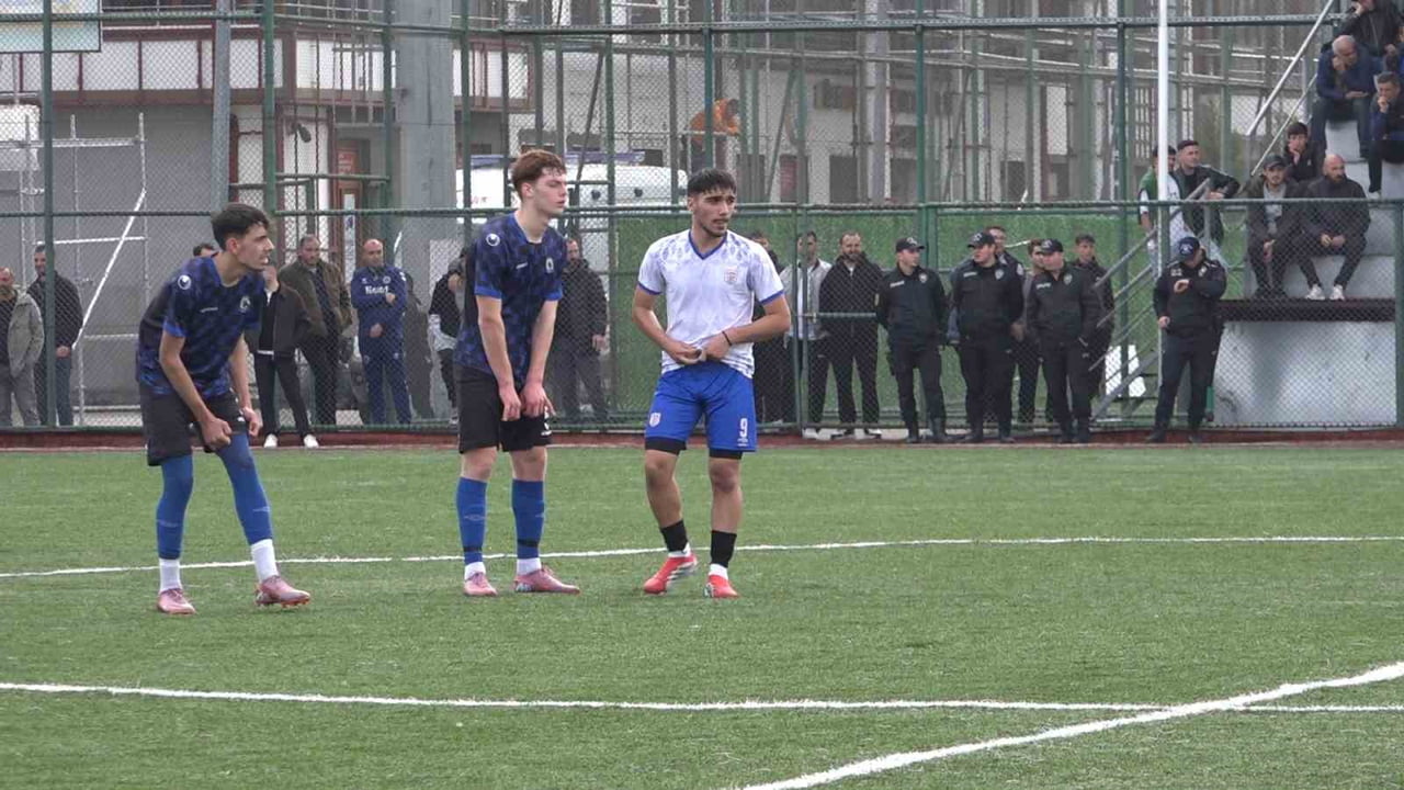 RİZE U18 LİGİ PLAY-OFF FİNAL MAÇINDA YAŞANAN BİR SAKATLIK SONRASI FUTBOLCULARIN TAKIM ARKADAŞLARI...