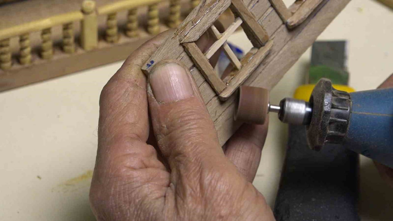 RİZELİ VATANDAŞ EMEKLİ OLANA KADAR YÜKLENDİĞİ YORGUNLUĞU MAKET EVLER YAPARAK HOBİSİ İLE TEDAVİ...