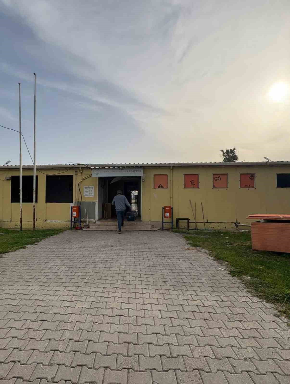 RÖGAR BORUSUNA DÜŞEN YAVRU KEDİLER KURTARILDI.