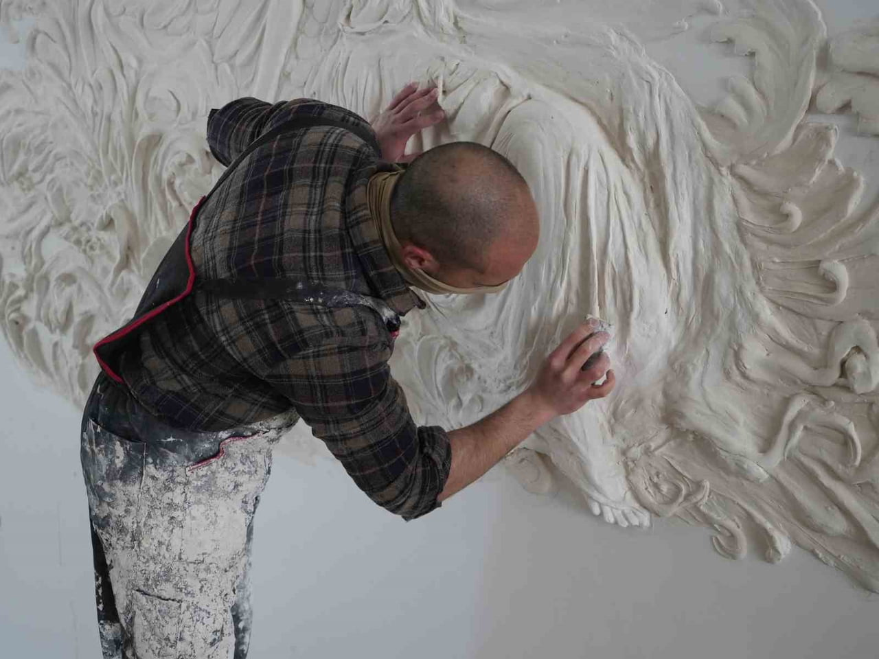 RÖLYEF TEKNİĞİYLE ÇALIŞAN KARAAHMETOĞLU, ÜÇ FARKLI UYGULAMA YÖNTEMİ BULUNDUĞUNU ANCAK KENDİSİNİN...