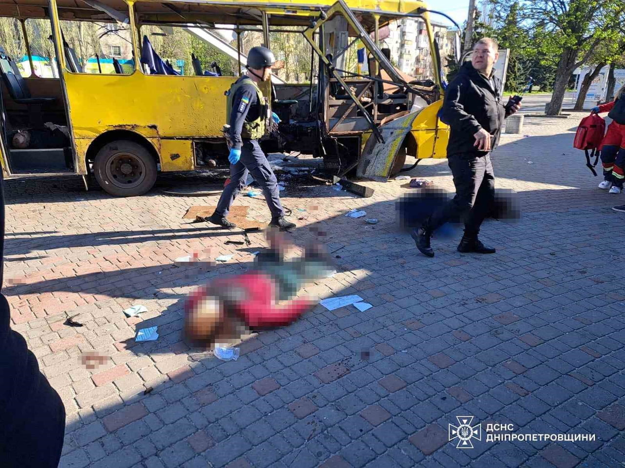 RUS GÜÇLERİ,  UKRAYNA’NIN DNİPROPETROVSK BÖLGESİNE BAĞLI NİKOPOL ŞEHRİNDE BİR OTOBÜSE DÜZENLEDİĞİ...