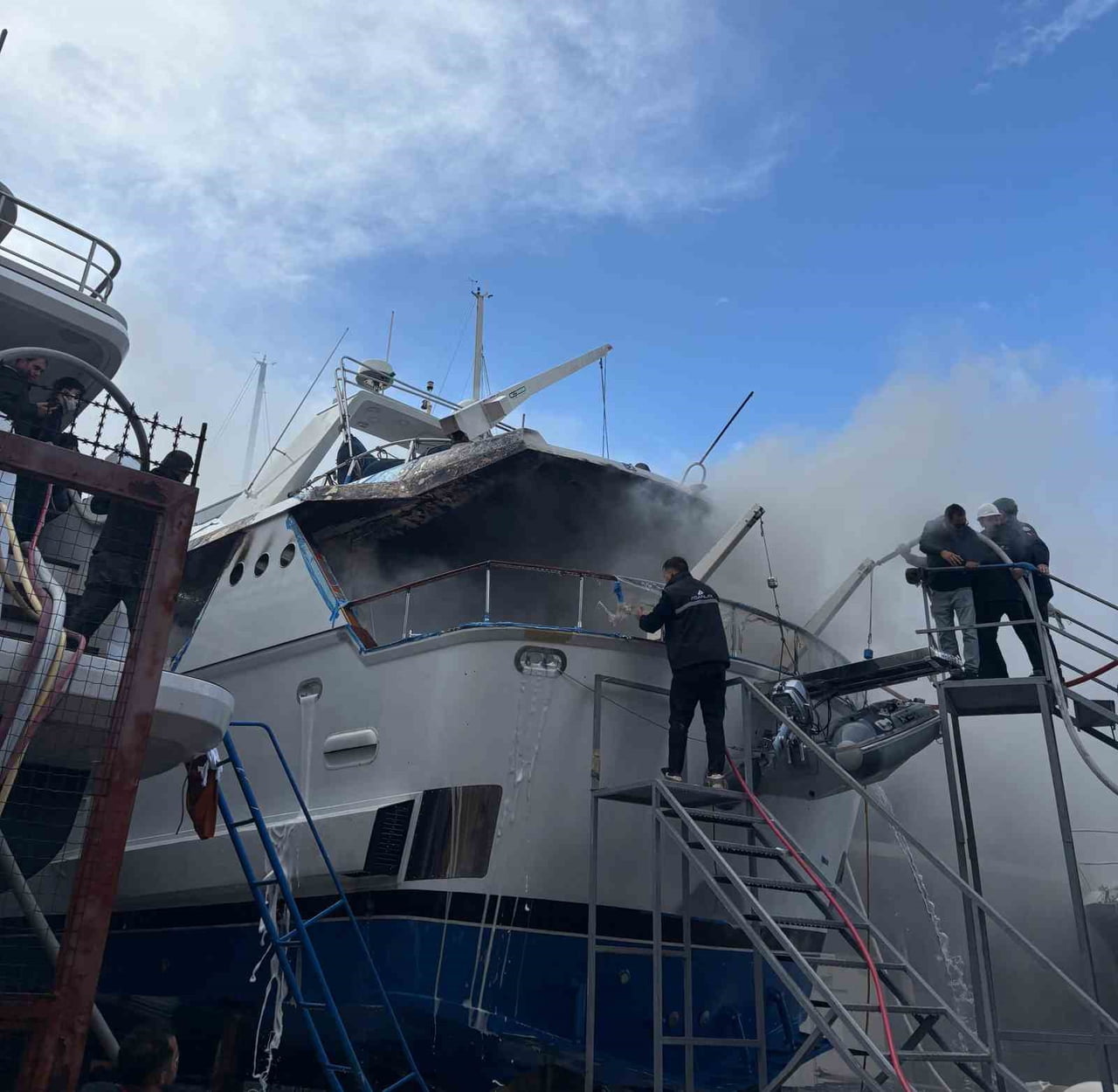 SADRİ ŞENER'İN BODRUM'DA BAKIM İÇİN KARAYA ALINAN MOTORYATINDA YANGIN ÇIKTI.
