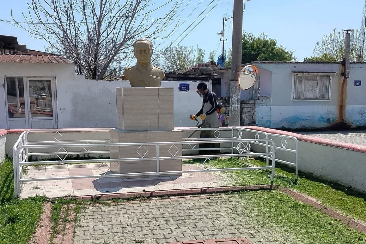 SAHA ÇALIŞMALARINI SÜRDÜREN EFELER BELEDİYESİ EKİPLERİ, KOCAGÜR MAHALLESİ’NDE OT BİÇME VE ÇEVRE...