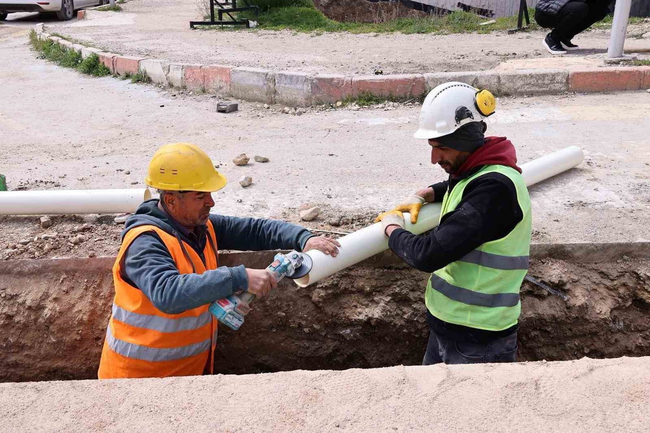 SAHADAKİ 8 EKİPTEN 7’SİNİN HAT DÖŞEME ÇALIŞMALARINI SÜRDÜRÜRKEN 1 EKİBİN ABONE BAĞLANTILARINI...
