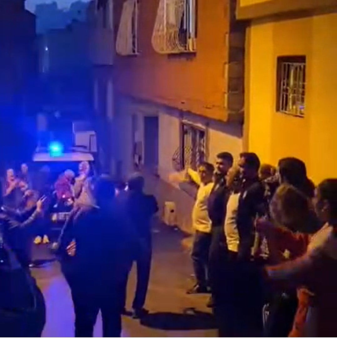 SAHTE İHBARA GİDEN POLİS EKİPLERİNE DAVULLU ZURNALI HALAY SÜRPRİZİ