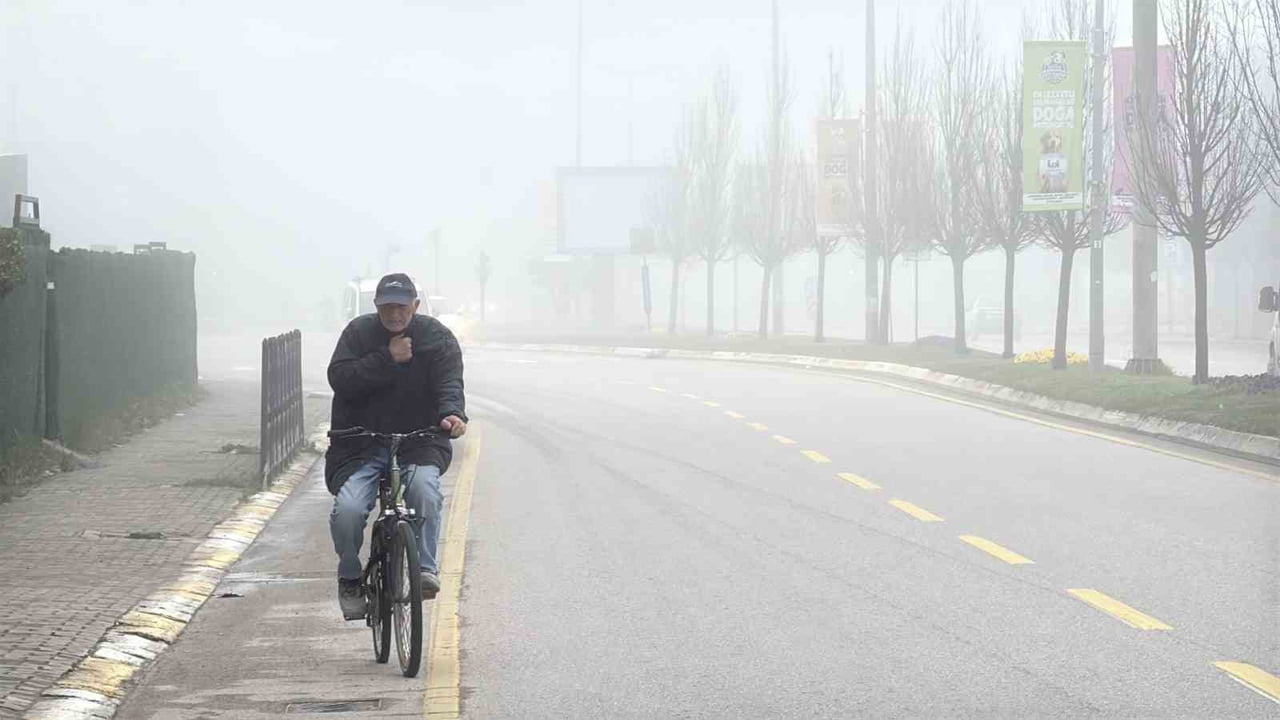 SAKARYA'DA ETKİLİ OLAN YOĞUN SİS SEBEBİYLE GÖRÜŞ MESAFESİ 10 METREYE KADAR DÜŞTÜ, SÜRÜCÜLER...