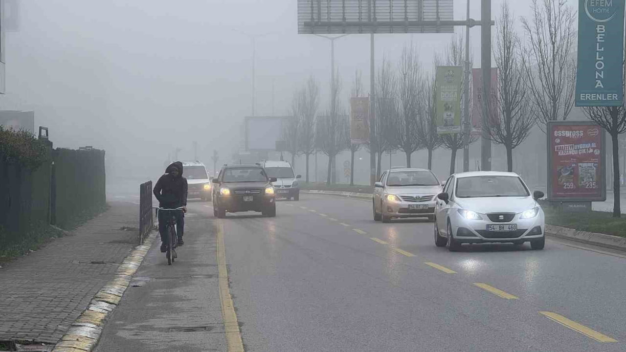 SAKARYA'DA ETKİLİ OLAN YOĞUN SİS SEBEBİYLE GÖRÜŞ MESAFESİ 10 METREYE KADAR DÜŞTÜ, SÜRÜCÜLER...