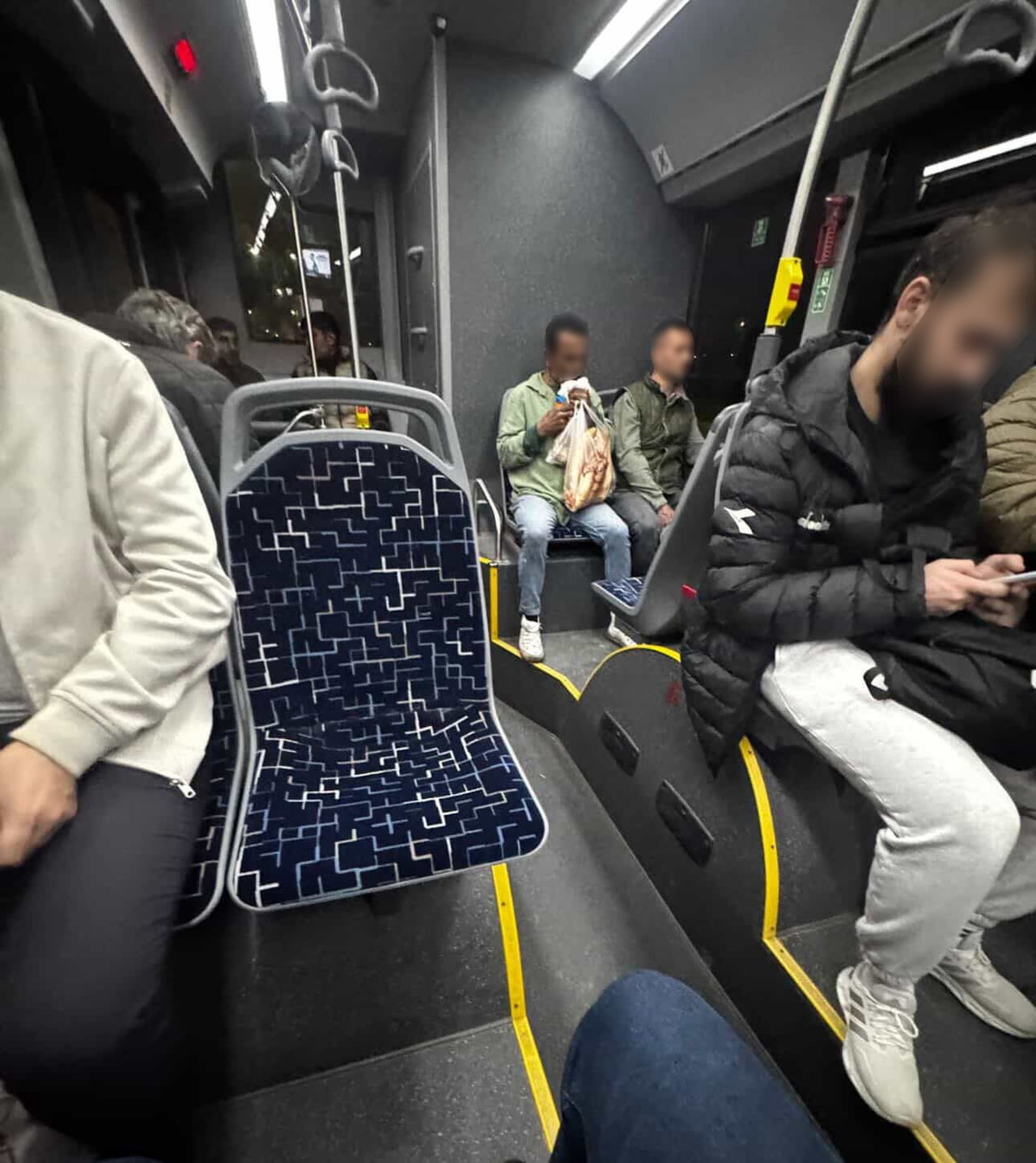 SAKARYA'DA HALK OTOBÜSÜNDE UÇUCU MADDE KULLANDIĞI İDDİA EDİLEN KİŞİ KAMERAYA YANSIDI