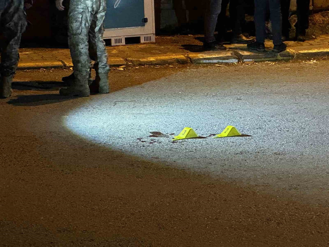 SAKARYA'NIN ADAPAZARI İLÇESİNDE 3 SOKAK BOYUNCA POLİSLE ÇATIŞAN ŞAHIS, OKUL ÖNÜNDE VURULARAK...