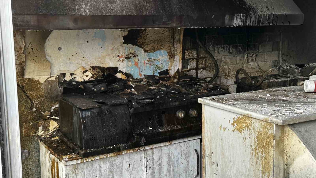 SAKARYA'NIN ADAPAZARI İLÇESİNDE, İŞLETMECİSİNİN DIŞARIDA OLDUĞU ESNADA DÜKKANDA ÇIKAN YANGINI...