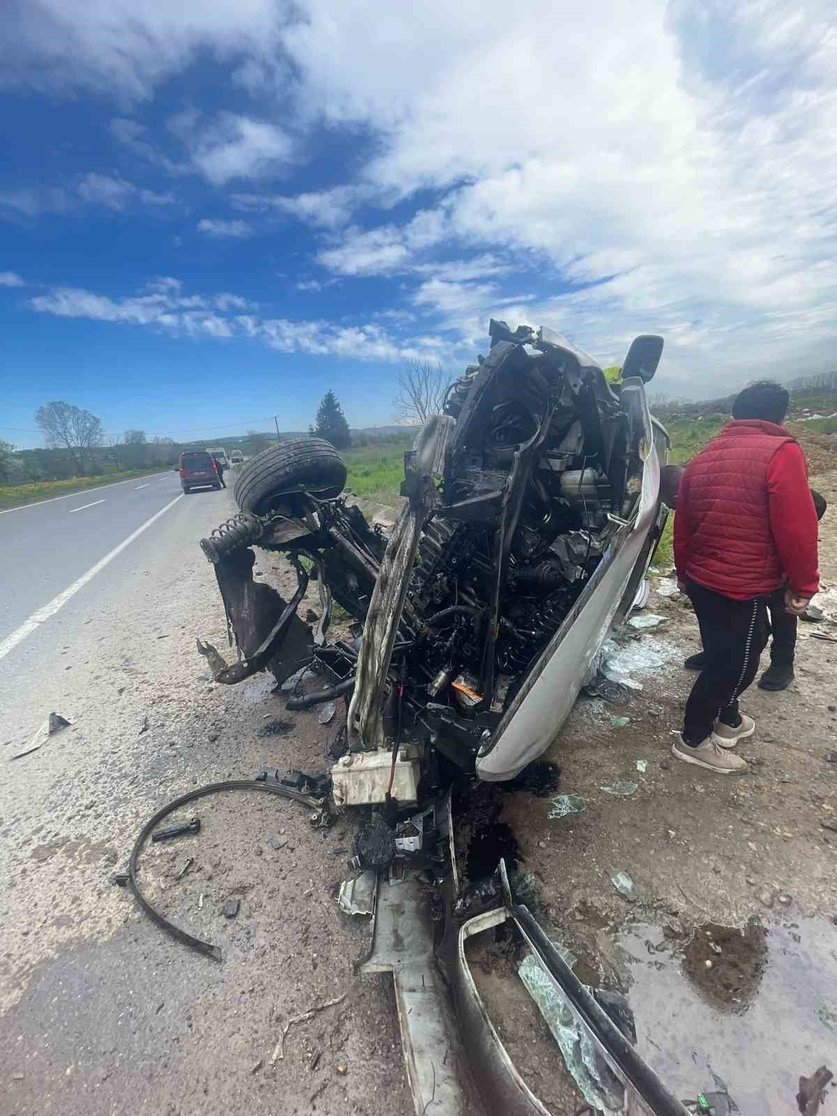 SAKARYA'NIN ADAPAZARI İLÇESİNDE KONTROLDEN ÇIKAN OTOMOBİL YOL KENARINDAKİ KANALA DEVRİLDİ. MEYDANA...