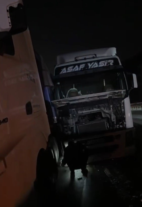 SAKARYA'NIN ADAPAZARI-PAMUKOVA D-650 KARA YOLU GEYVE GEÇİŞİNDE 3 TIRIN KARIŞTIĞI ZİNCİRLEME TRAFİK...