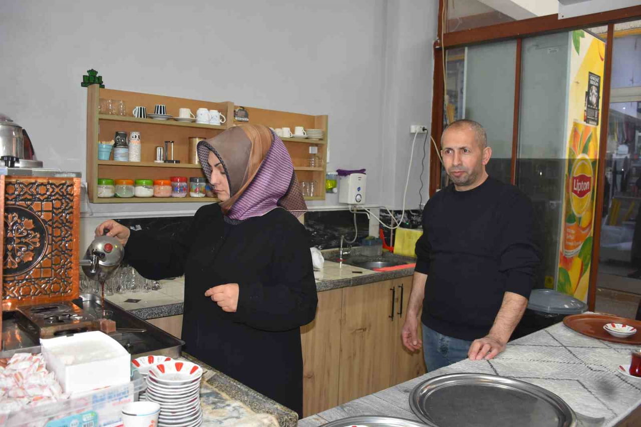 SAKARYA'NIN HENDEK İLÇESİNDE EVLİ BİR ÇİFT, 15 YILDIR BİRLİKTE İŞLETTİKLERİ ÇAY OCAĞINDA UZUN...