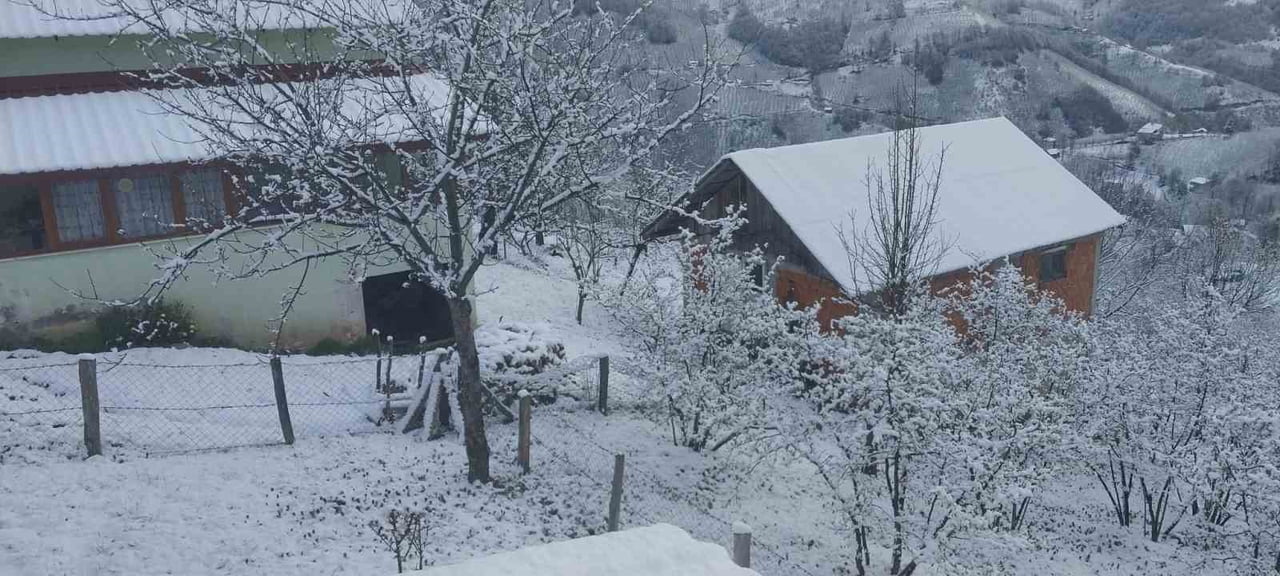 SAKARYA'NIN HENDEK İLÇESİNİN YÜKSEK KESİMLERİNDE ETKİLİ OLAN KAR YAĞIŞI, YAYLALARI BEYAZ ÖRTÜYLE...