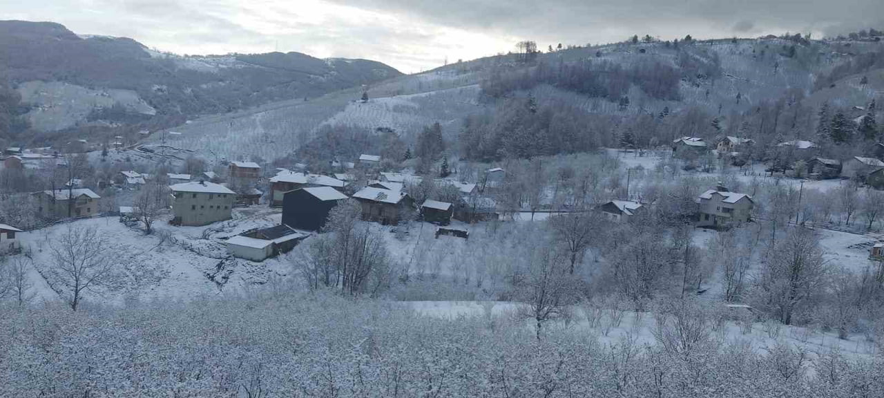 SAKARYA'NIN HENDEK İLÇESİNİN YÜKSEK KESİMLERİNDE ETKİLİ OLAN KAR YAĞIŞI, YAYLALARI BEYAZ ÖRTÜYLE...