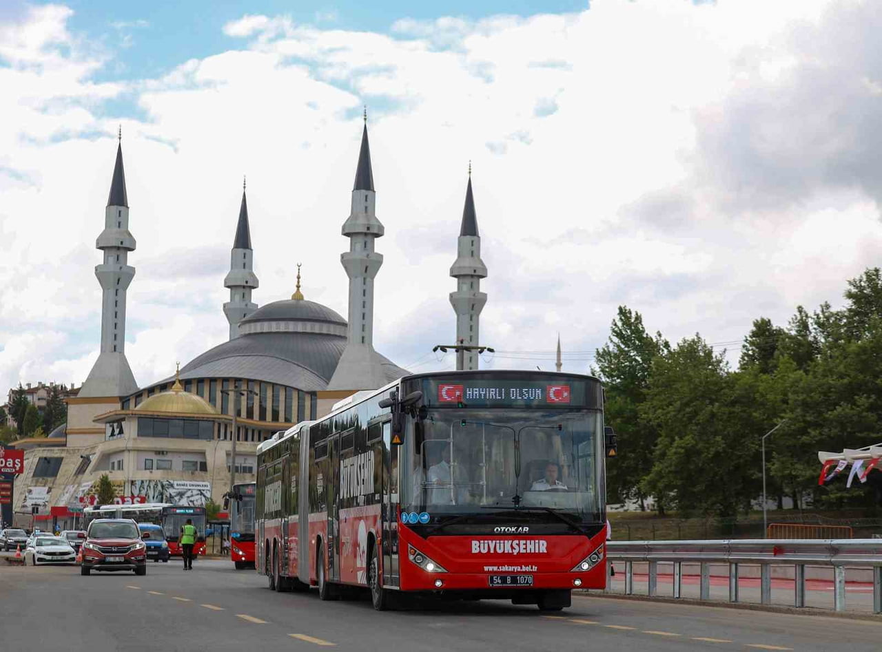 SAKARYA BÜYÜKŞEHİR BELEDİYESİ TARAFINDAN YENİKENT HATTINDA HAYATA GEÇİRİLEN METROBÜS PROJESİNDE...