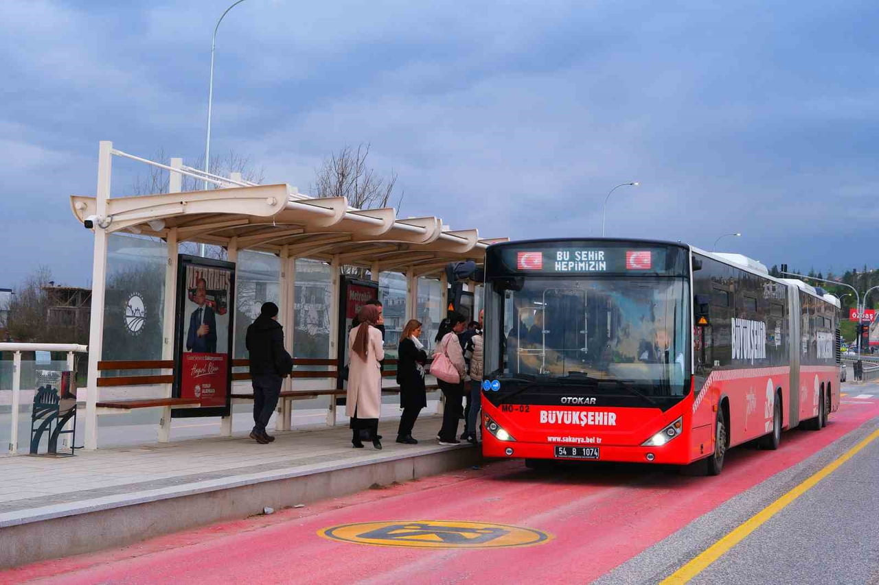 SAKARYA BÜYÜKŞEHİR BELEDİYESİ TARAFINDAN YENİKENT HATTINDA HAYATA GEÇİRİLEN METROBÜS PROJESİNDE...