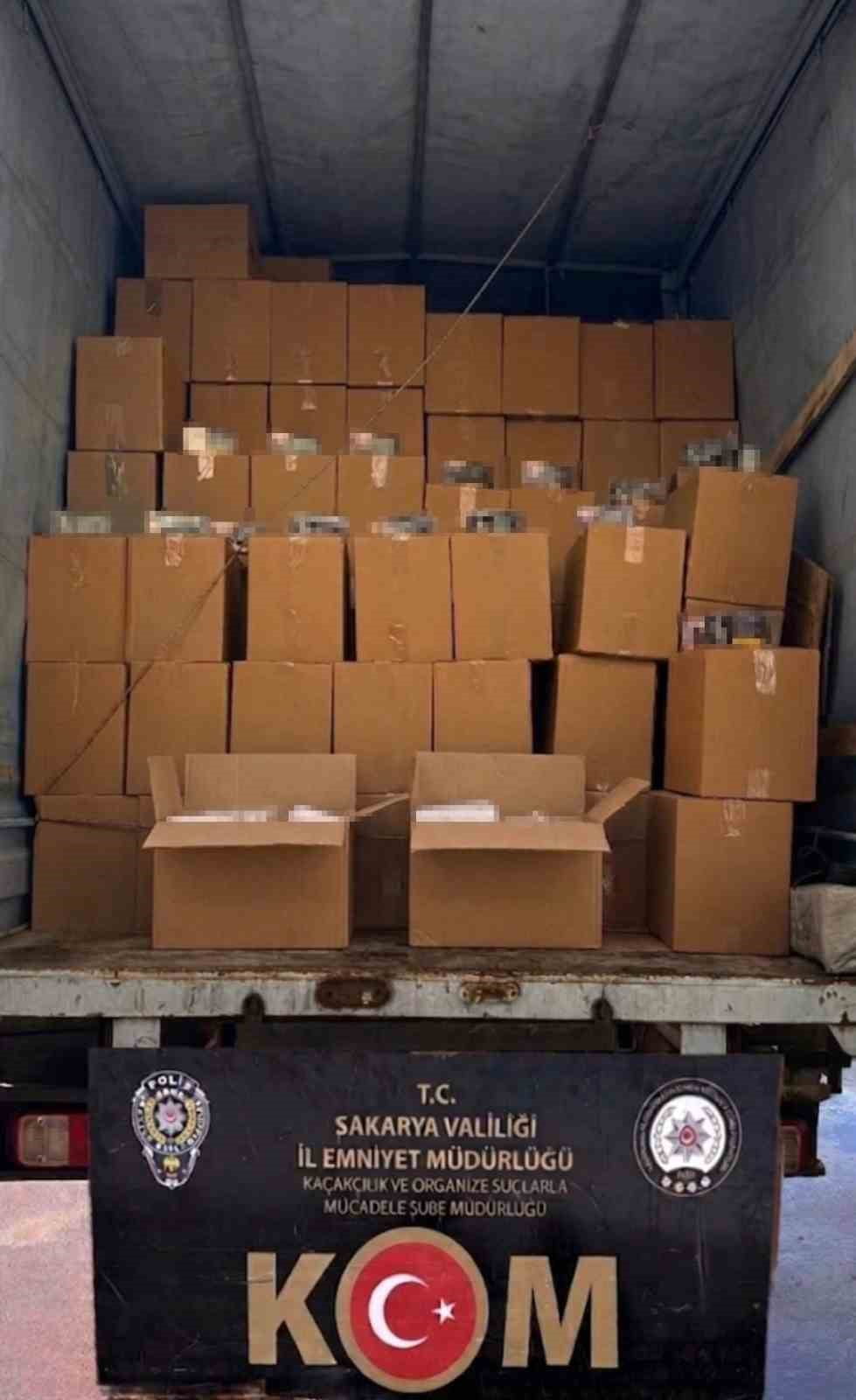 SAKARYA’DA POLİS EKİPLERİNCE DÜZENLENEN OPERASYONDA, İKİ ARAÇ İÇERİSİNDE PİYASA DEĞERİ YÜKSEK 6...