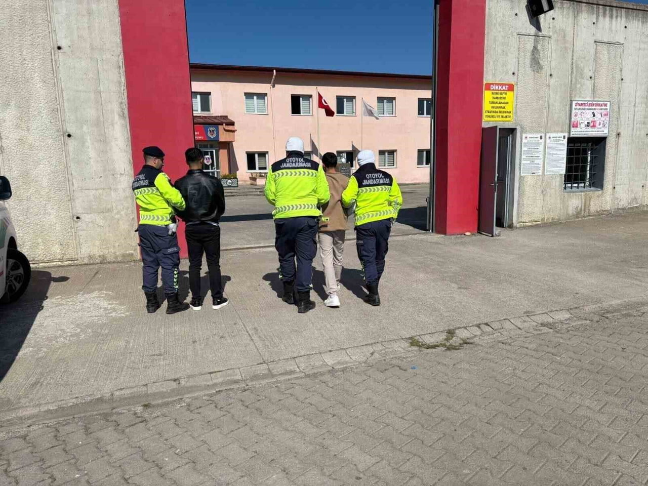 SAKARYA İL JANDARMA KOMUTANLIĞI EKİPLERİNCE DÜZENSİZ GÖÇ VE GÖÇMEN KAÇAKÇILIĞIYLA MÜCADELE...