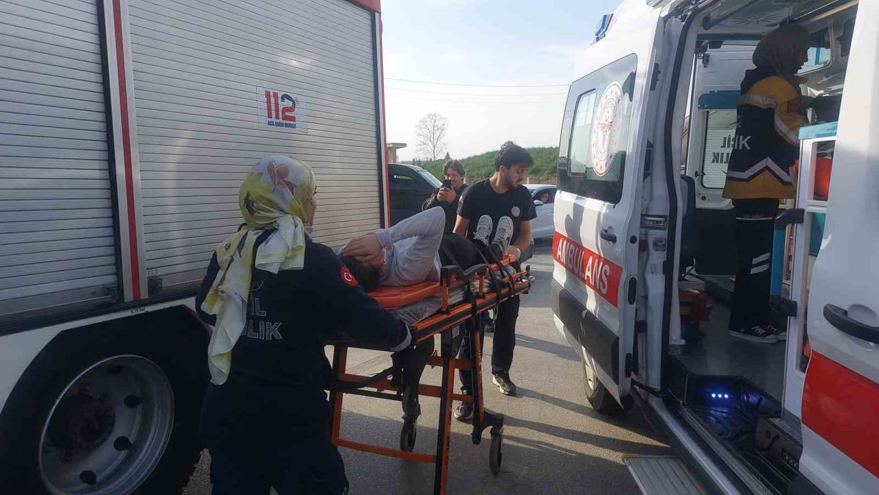 SAKARYA’NIN AKYAZI İLÇESİNDE OTOMOBİL İLE HAFİF TİCARİ ARACIN ÇARPIŞMASI NETİCESİNDE MEYDANA GELEN...