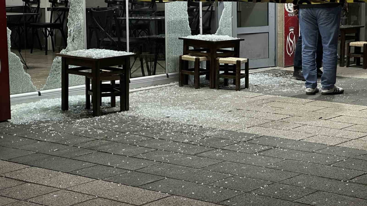 SAKARYA’NIN ERENLER İLÇESİNDE KİMLİĞİ BELİRSİZ BİR ŞAHSIN İŞ YERİNE VE OTOMOBİLE ATEŞ AÇTIĞI...