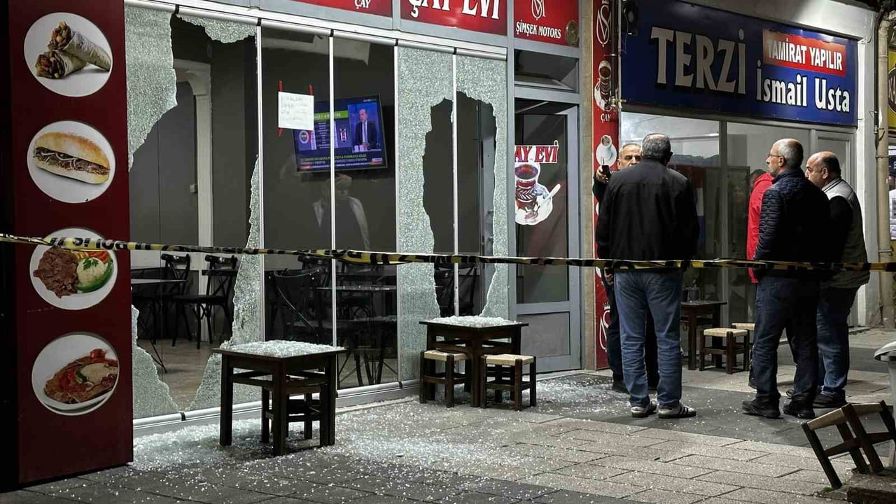 SAKARYA’NIN ERENLER İLÇESİNDE KİMLİĞİ BELİRSİZ BİR ŞAHSIN İŞ YERİNE VE OTOMOBİLE ATEŞ AÇTIĞI...